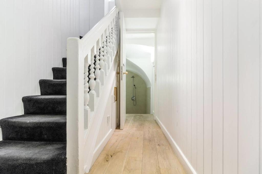 Spacious Soho On Quaint Cobbled Street Londra