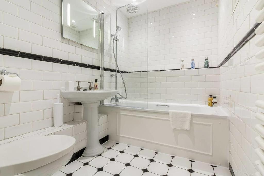 Spacious Soho On Quaint Cobbled Street Londra