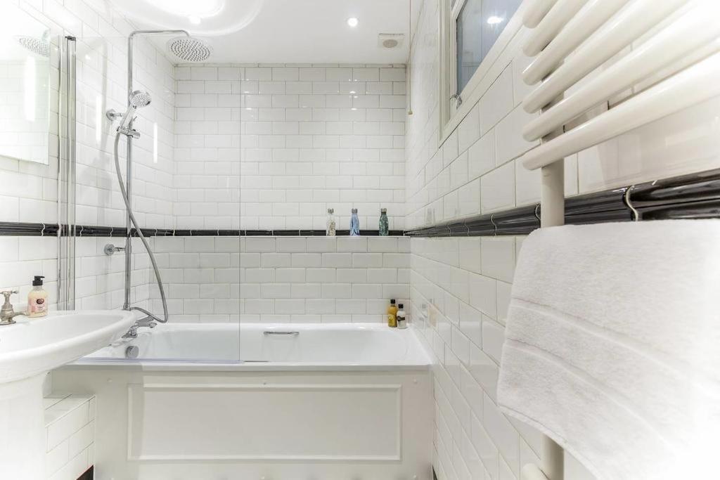 Spacious Soho On Quaint Cobbled Street * Londra
