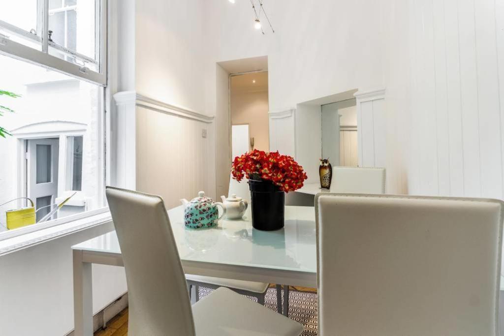Spacious Soho On Quaint Cobbled Street Londra